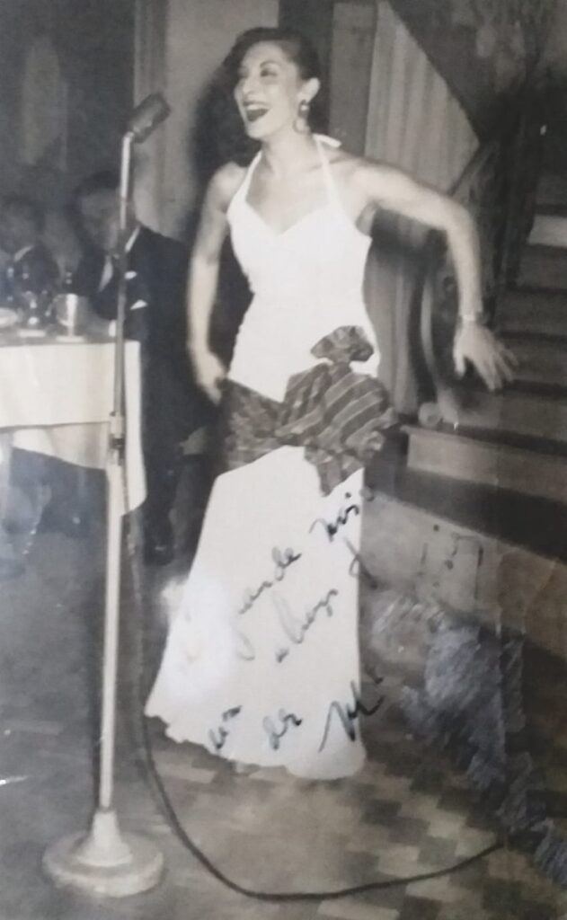 Totem-UFF-1948-no-palco-da-boate-casablanca-631x1024