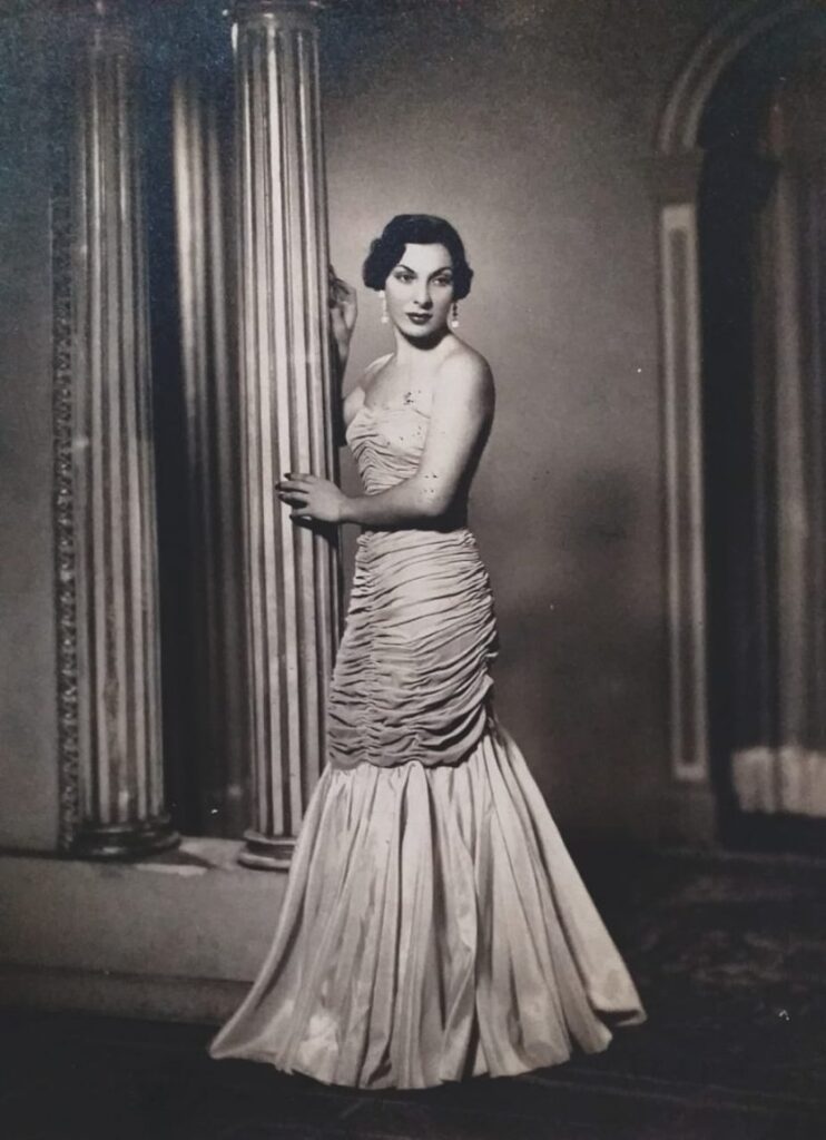 Totem-UFF-1949-após-ser-coroada-Rainha-do-Rádio-742x1024