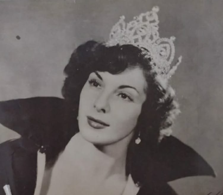 Totem-UFF-coroada-rainha-do-rádio